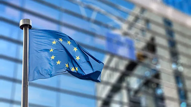 L’Unione Europea lancia il codice per l’etichettatura dei contenuti IA: verso un’informazione più trasparente e sicura