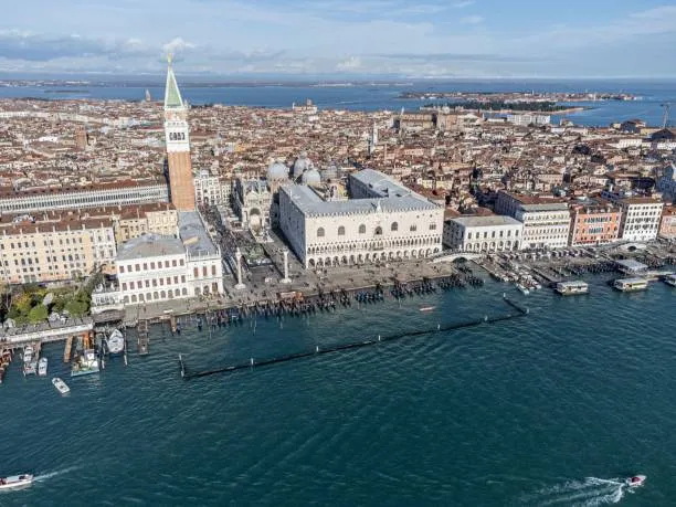 Biennale di Venezia 2026, venti ministri europei contro il padiglione russo: "Segnale inquietante"