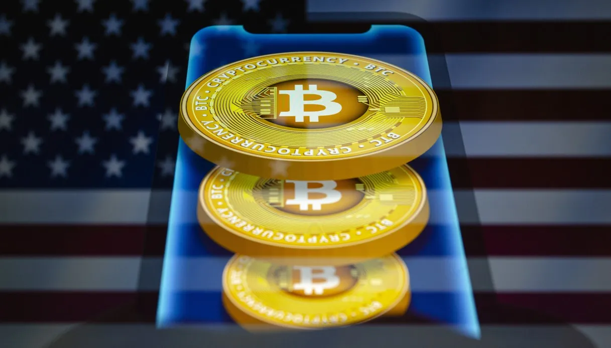 Bitcoin vola oltre 121mila dollari: effetto dazi USA
