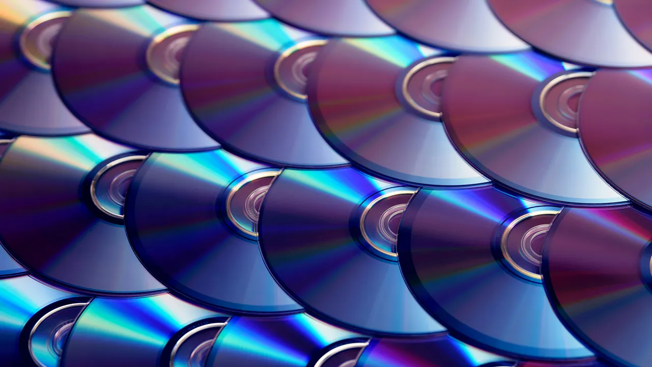 La Resilienza dei Dischi Ottici in Giappone: Boom di Case e Notebook con Drive nel 2025