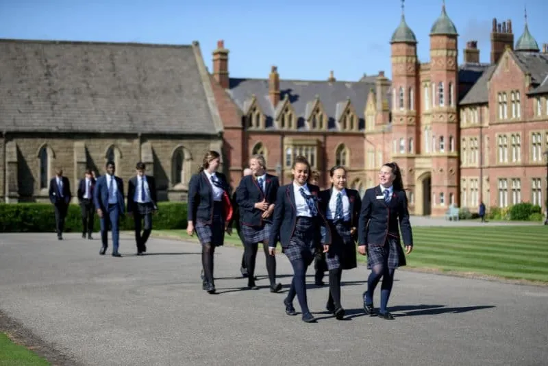 Scuole pilota inglesi: la strategia anglosassone contro dispersione scolastica e cattiva condotta