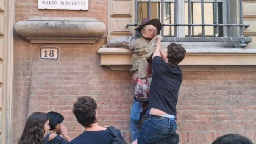 Bologna, primo giorno di scuola: protesta al liceo Minghetti con manichino del ministro Valditara appeso a una finestra, la solidarietà del mondo istituzionale
