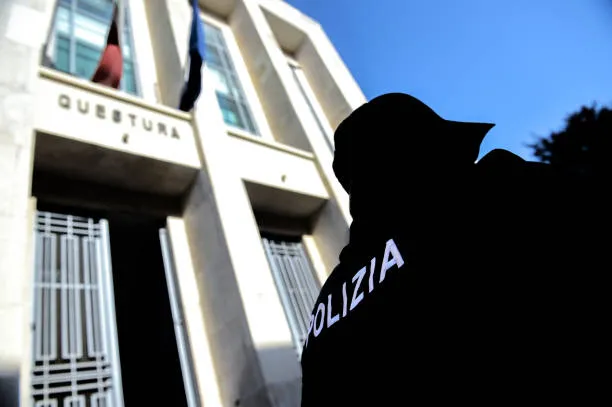 Brindisi, docente spinge e minaccia di morte un alunno: indagini in corso. Tutte le conseguenze penali e disciplinari