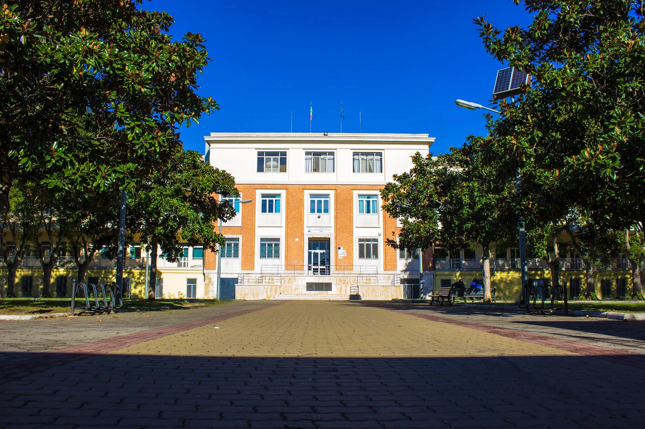 Brindisi, studentessa precipita dal primo piano dell'istituto alberghiero Pertini: volo di 5 metri attraverso un vecchio montacarichi