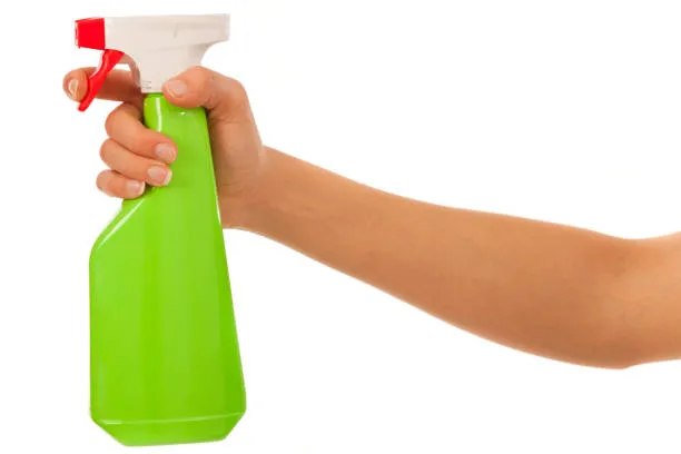 Bucato green con sola acqua: lo spray antimacchia che potrebbe eliminare il detersivo