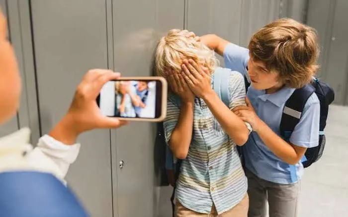 Bullismo nelle scuole: il 21% vittima ogni mese, cosa dice la legge 70
