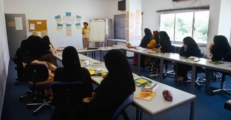 Burqa in classe: cosa può cambiare davvero con il decreto Meloni