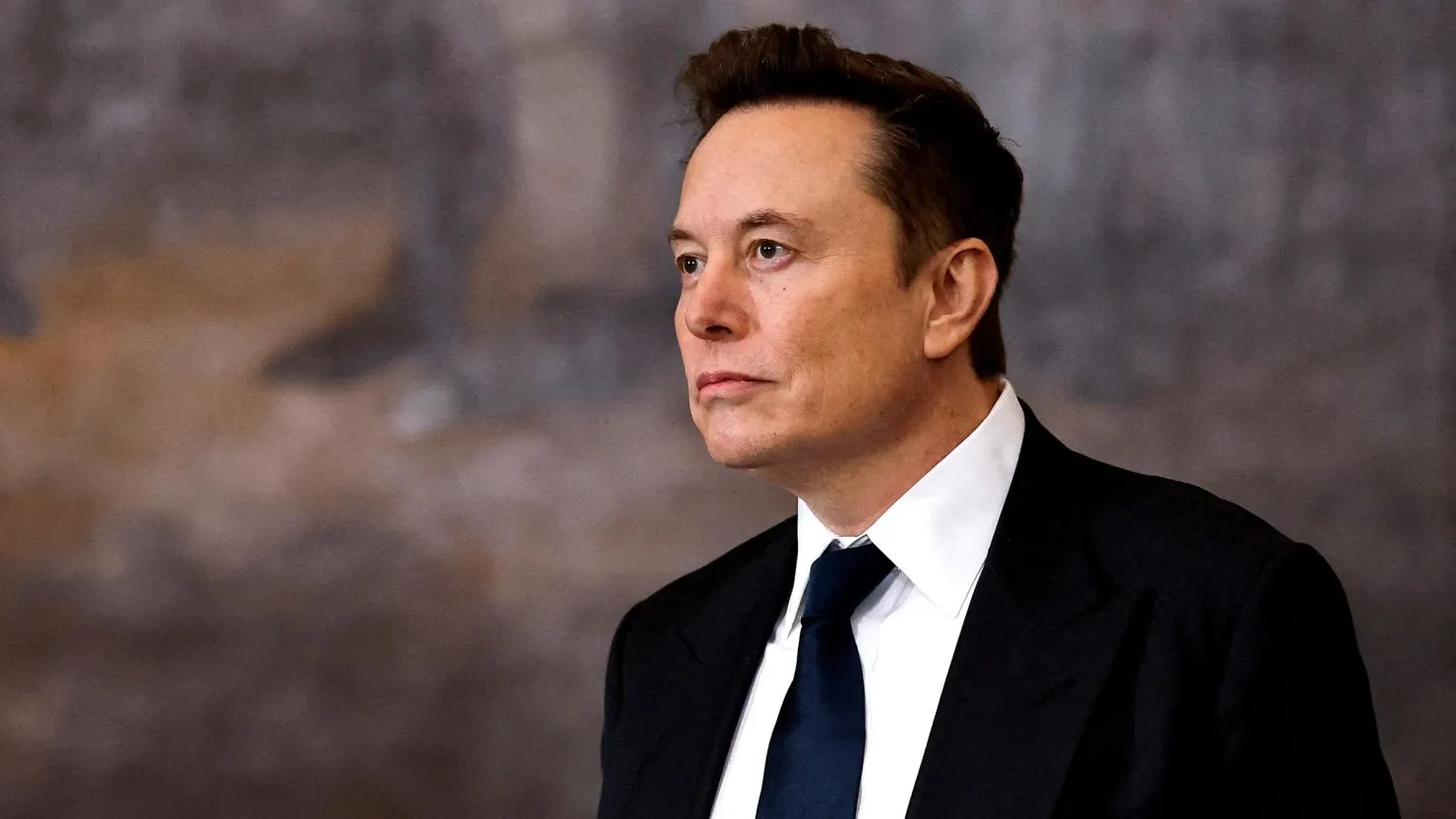 Elon Musk contro l’Unione Europea: polemica dopo la maxi-sanzione a X e il dibattito sulla sovranità nazionale