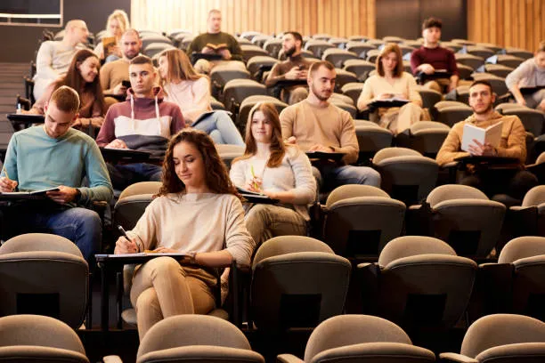 Calabria, arriva il "reddito di merito": mille euro al mese agli studenti universitari