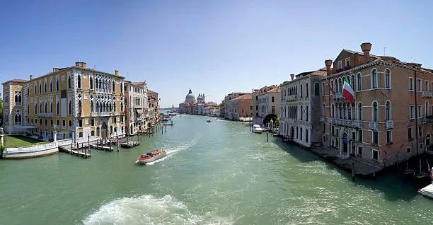 Calenda contestato alla Ca' Foscari di Venezia: rispunta il gesto della P38 tra gli studenti