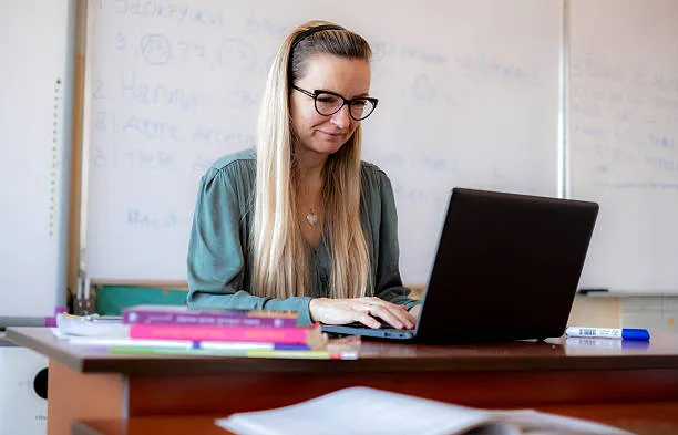Calendario scolastico, la proposta Santanchè spacca il mondo della scuola: l'85% dei docenti dice no