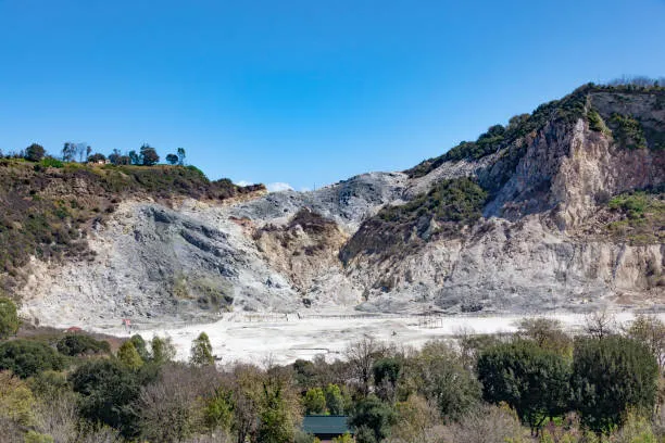 Campi Flegrei: le attuali condizioni escludono un'eruzione imminente secondo gli ultimi studi INGV-Università di Ginevra