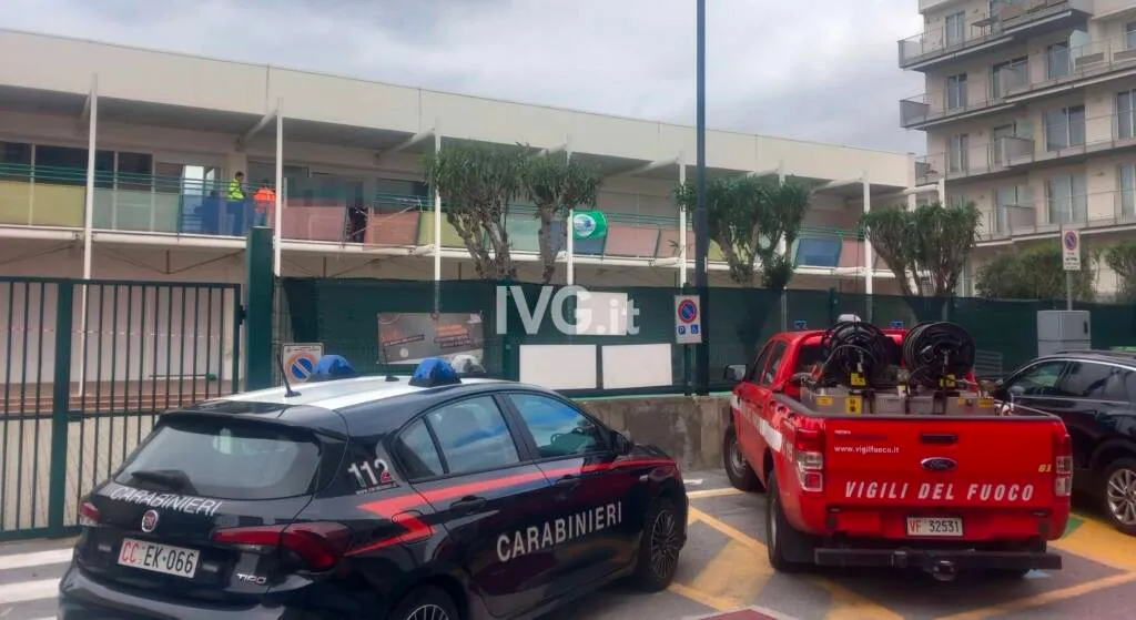 Cedimento di una ringhiera a scuola: bambino di 9 anni precipita da 4 metri a Pietra Ligure
