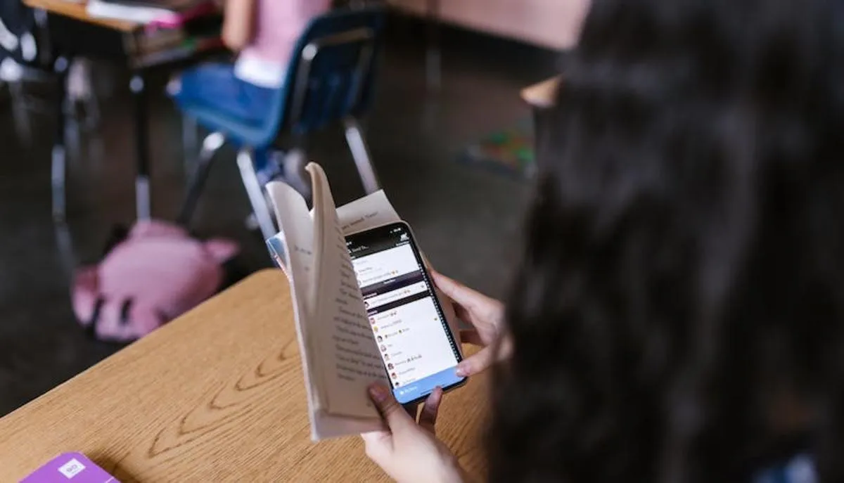 Character.AI Chiude le Porte agli Under 18: Sicurezza o Censura Digitale?