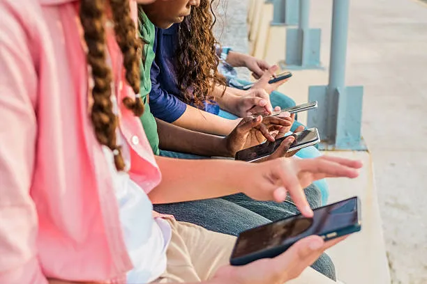 Cellulari a scuola, Valditara rivendica i risultati del divieto: "Dati incoraggianti, due scuole su tre già attive sul digitale"