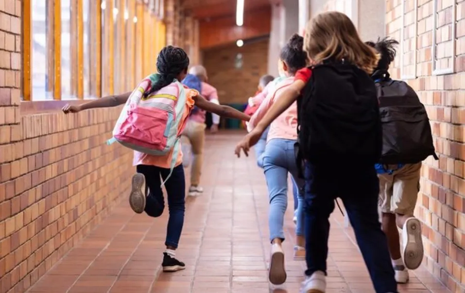 Accorciare le vacanze scolastiche serve davvero? La verità sui costi per le famiglie