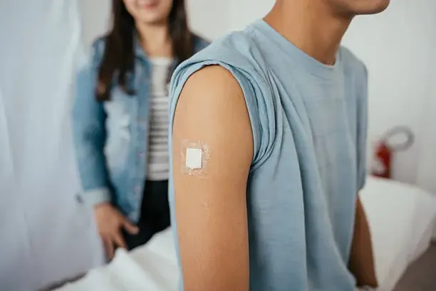 Cerotto con microaghi per monitorare le infiammazioni: la svolta dal MIT e Jackson Laboratory