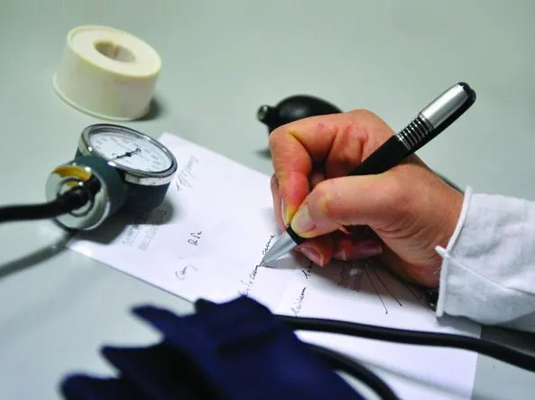 Truffa a Scuola: Docente Assente per Malattia con Falsi Certificati, Condannata a Rimini