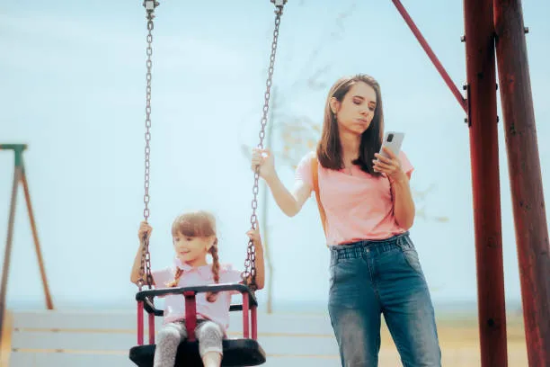 Chat delle mamme finisce in Tribunale: insulti ai docenti e dati personali diffusi. Le scuole dovrebbero formare i genitori?