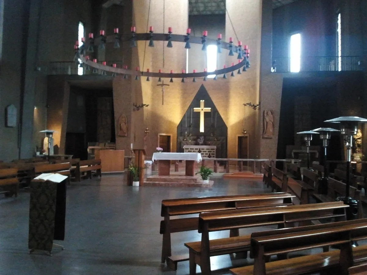 Quando una chiesa aperta di sera diventa simbolo di accoglienza: spiritualità e cultura a Milano