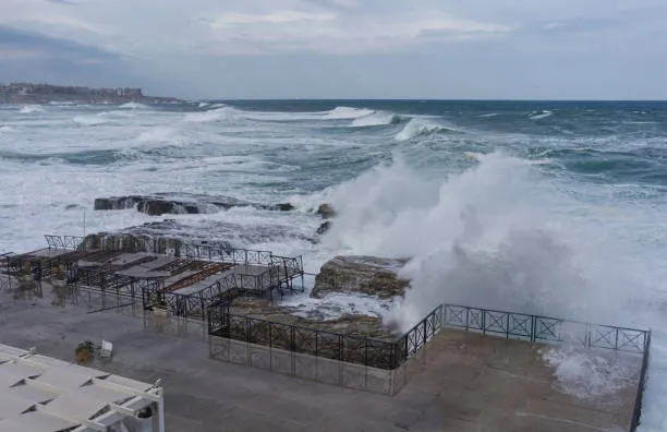Ciclone Harry e frana a Niscemi: tra responsabilità politiche e caccia ai fondi, la Sicilia affronta l’emergenza