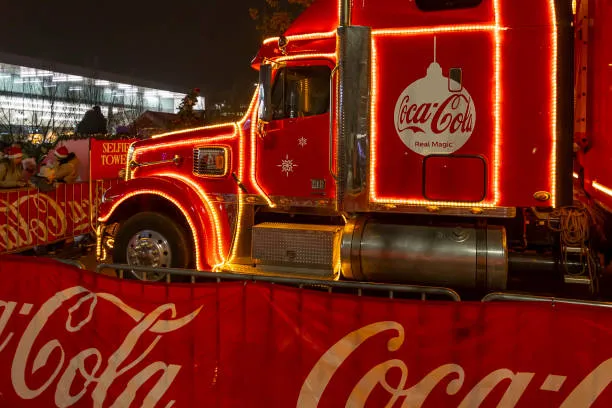 Coca-Cola e l’Intelligenza Artificiale: Il Nuovo Spot Natalizio 2025 Tra Critiche e Innovazione