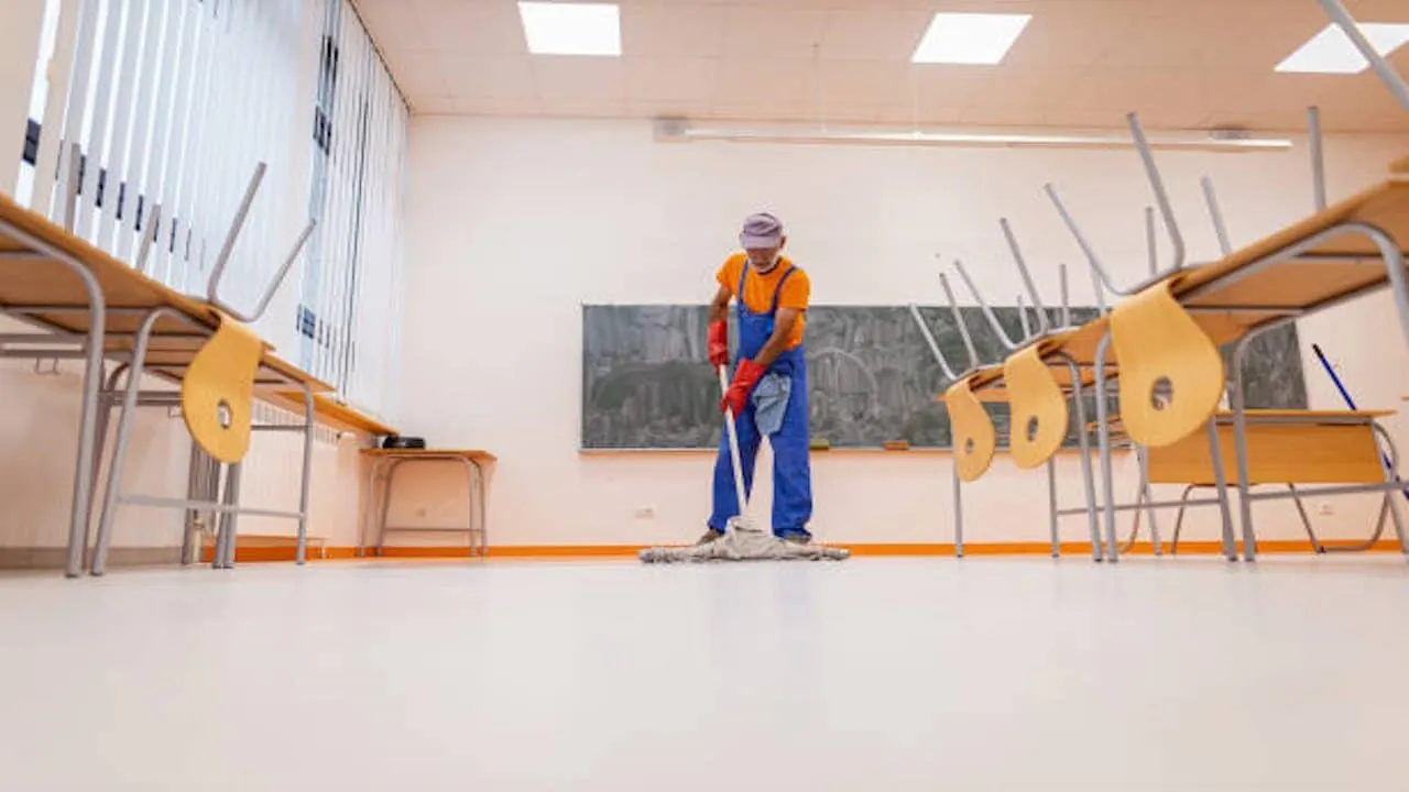 Collaboratori scolastici: allarme caldo e diritti negati