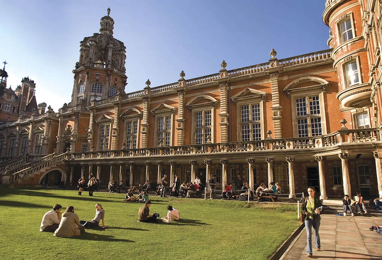 Università inglesi e studenti internazionali: il reclutamento sotto pressione minaccia il futuro accademico
