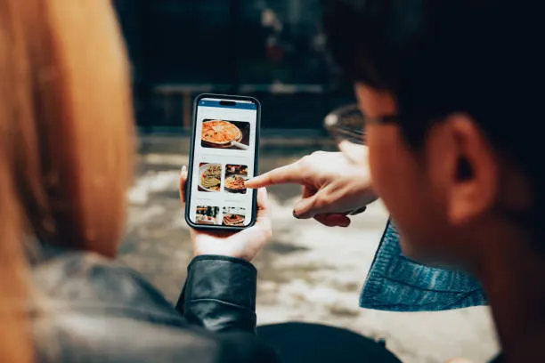 Come gli italiani scelgono il ristorante: recensioni e passaparola battono ogni altra strategia