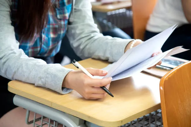 Compiti e verifiche a scuola: cosa può chiedere davvero la famiglia