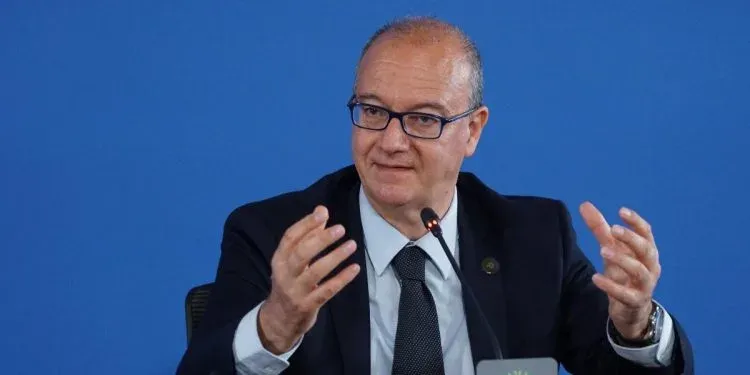 Compiti sul diario e stop a più verifiche: la terza nota del ministro Valditara