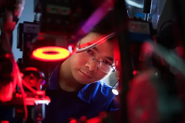 Computer controllati dalla luce: la ricerca italiana che promette macchine 100 volte più veloci