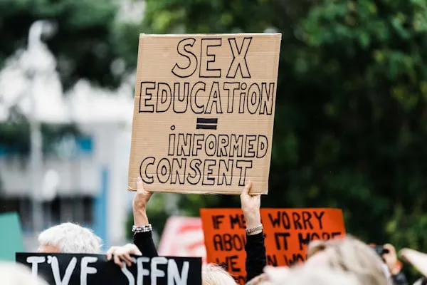 Consenso informato a scuola: come applicheranno la legge i singoli istituti
