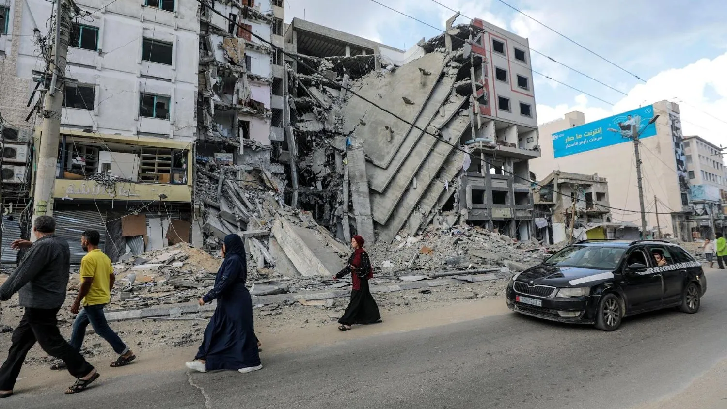 Raid su Gaza: 15 vittime e civili colpiti in attesa aiuti