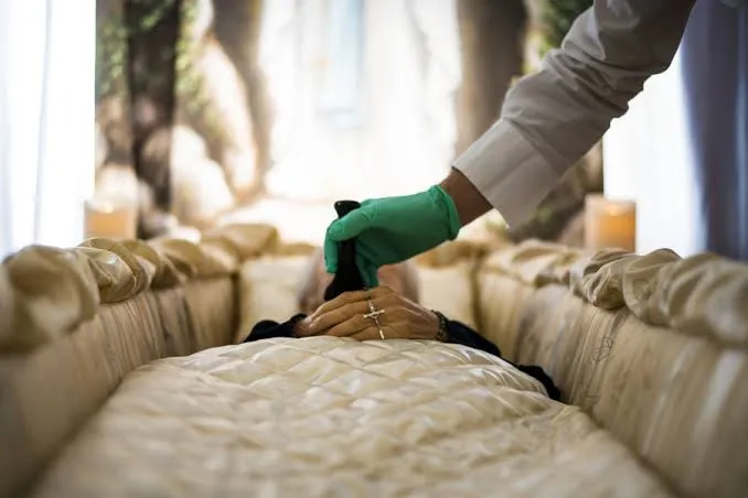 Cremato per errore prima del funerale: i controlli saltati a Careggi