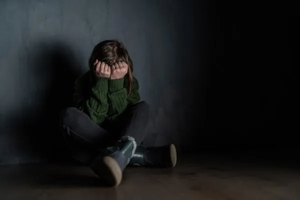Crescita allarmante dei suicidi tra gli adolescenti in Italia: l'impatto dei social e il ruolo fondamentale di scuola e famiglia
