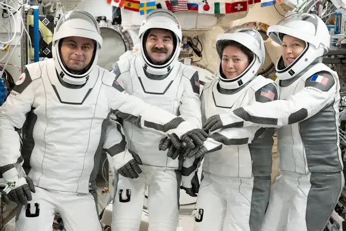 Crew-12 a casa: AstroPi 2026/27 porta il codice degli studenti sulla ISS