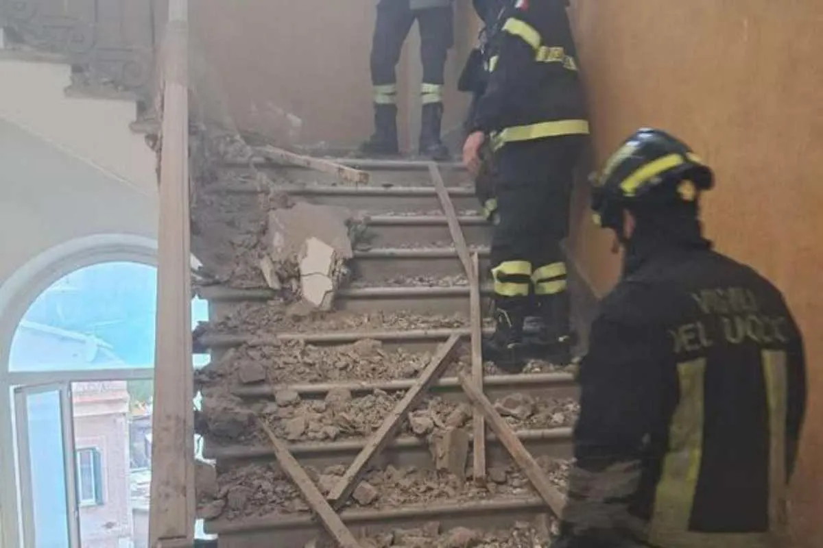 Roma, crolla il controsoffitto di una scuola: paura all’ingresso, studenti evacuati ma nessun ferito