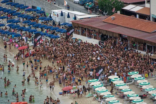 Estate 2025: Assobalneari Italia segnala spiagge affollate solo la domenica e un calo preoccupante delle presenze settimanali
