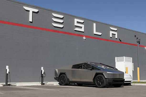 Dal tweet omofobo alla denuncia: Musk aggrava la sua posizione in Francia