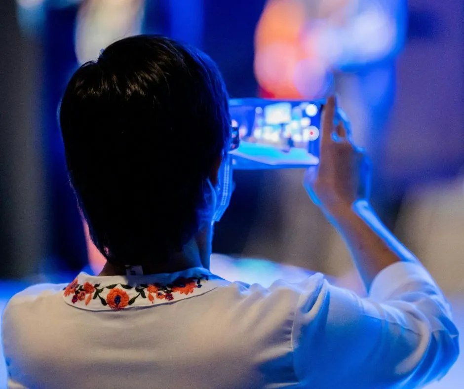 Dal Soccorso al Video: L’Indifferenza 2.0 nell’Era dei Social Media