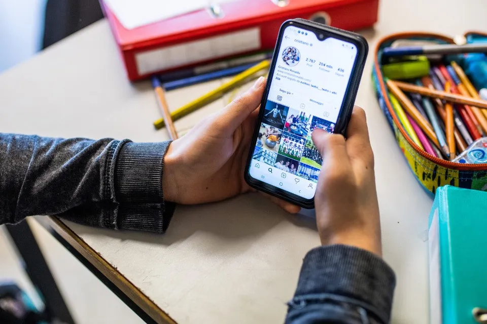 Nuove Regole sul Divieto dei Cellulari nelle Scuole Superiori: Cosa Cambia dal 1° Settembre 2025