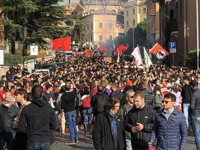 Scuola, l'inizio del 2025 si apre tra proteste studentesche e nuove richieste: PCTO, psicologo e diritti in primo piano
