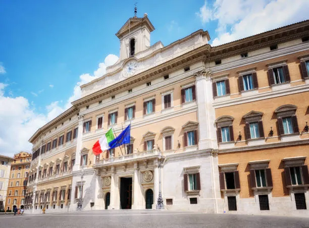 Decreti AI in Italia: governance ACN-AgID a due mesi dalla scadenza UE