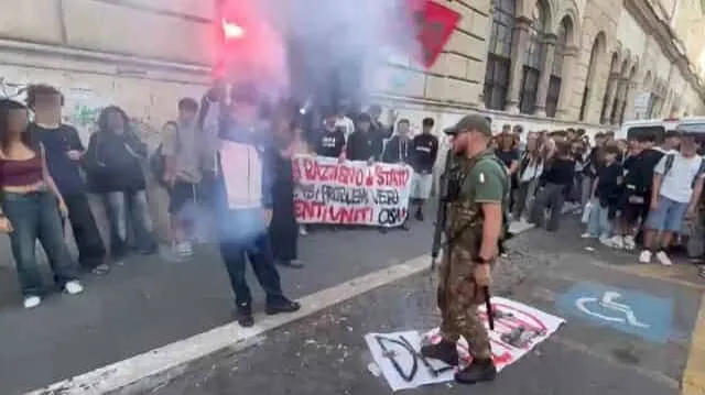 Decreto scuola, studenti OSA in piazza a Roma davanti al Liceo Enzo Rossi