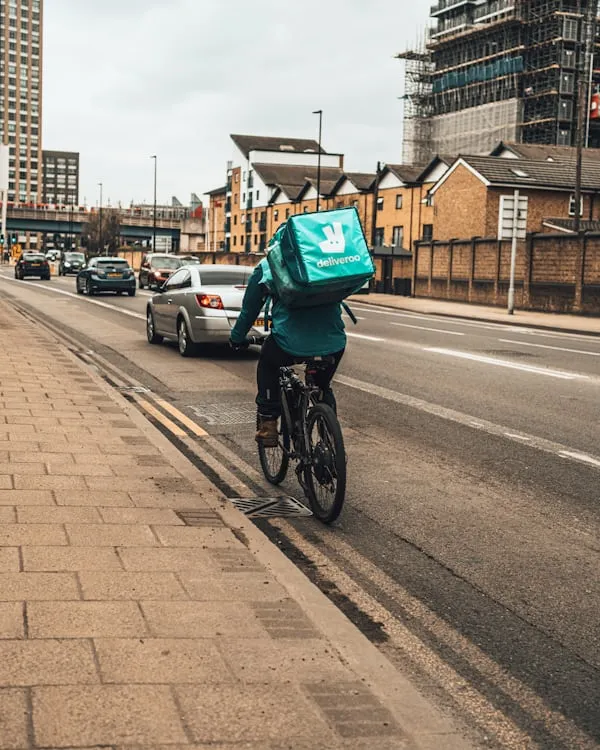 Deliveroo sotto accusa: salari troppo bassi e sfruttamento dei rider. Le indagini svelano un contesto di emergenza e strategie d'influenza sul referendum