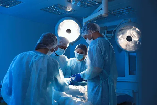 Svolta nei trapianti: Primo test umano di enzima antirigetto trasforma i confini della medicina dei reni