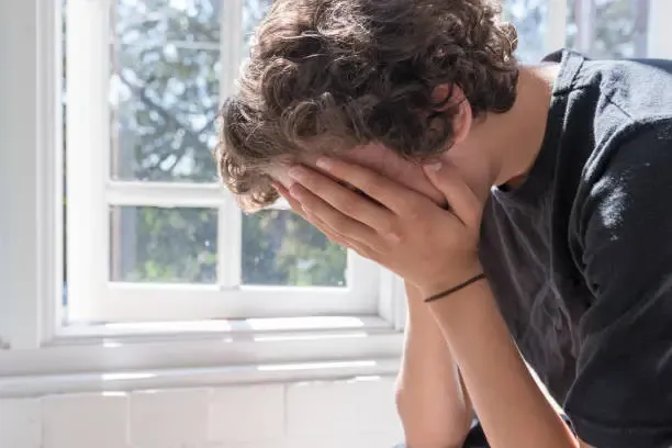 Depressione adolescenziale in crescita: colpa della scuola competitiva o di una solitudine più profonda?