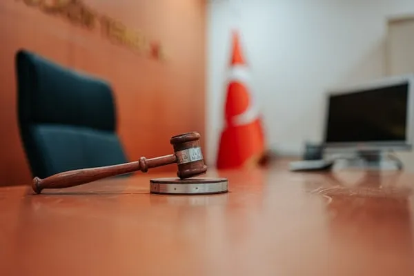 Dimissioni per Fatti Concludenti: Problemi Applicativi e Criticità della Nuova Legge dopo le Interpretazioni dei Tribunali