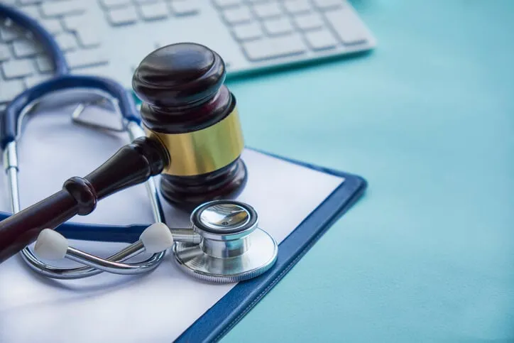 Malati oncologici e patologie invalidanti: la Legge 106/2025 introduce 10 ore di permesso aggiuntive anche per i genitori di figli minorenni